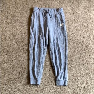 Gray Nike sweatpants with pockets.